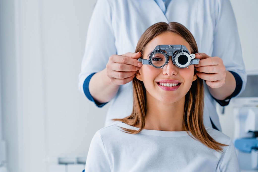 Optometrist voert een nauwkeurig refractie onderzoek uit bij een cliënt.