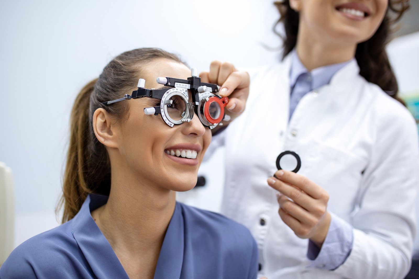 Optometrist voert een nauwkeurige oogmeting uit