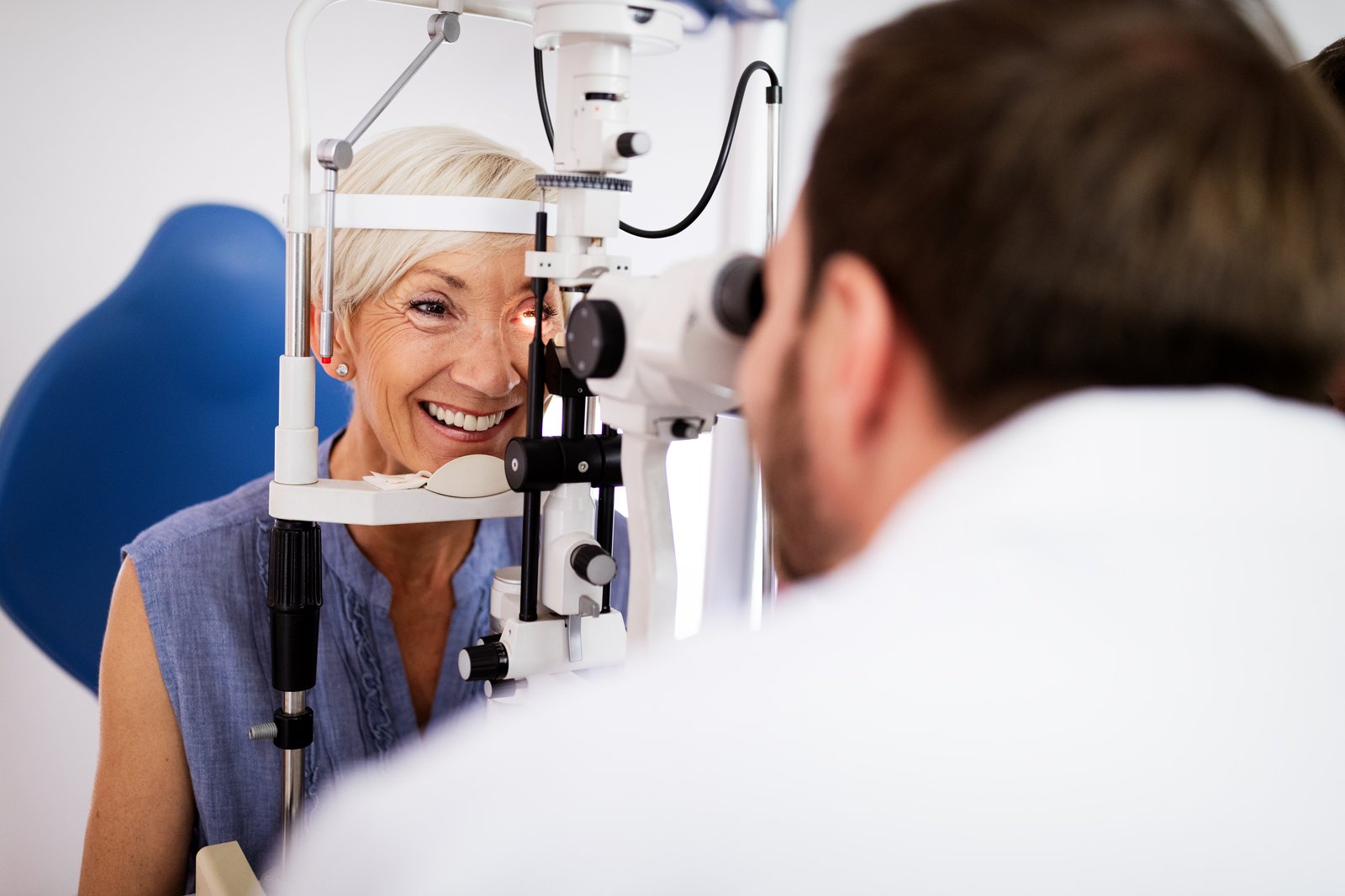 Optometrist voert een oogonderzoek uit