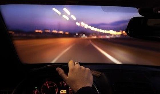 Perspectief van een bestuurder die moeite heeft met zien in het donker door verblinding van koplampen