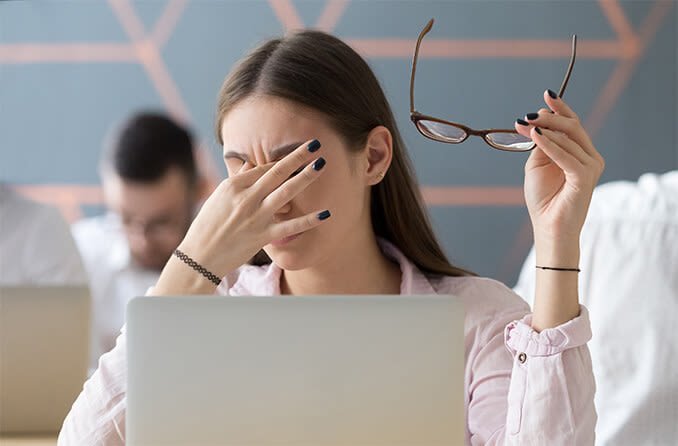 Man ervaart oogvermoeidheid achter zijn computer