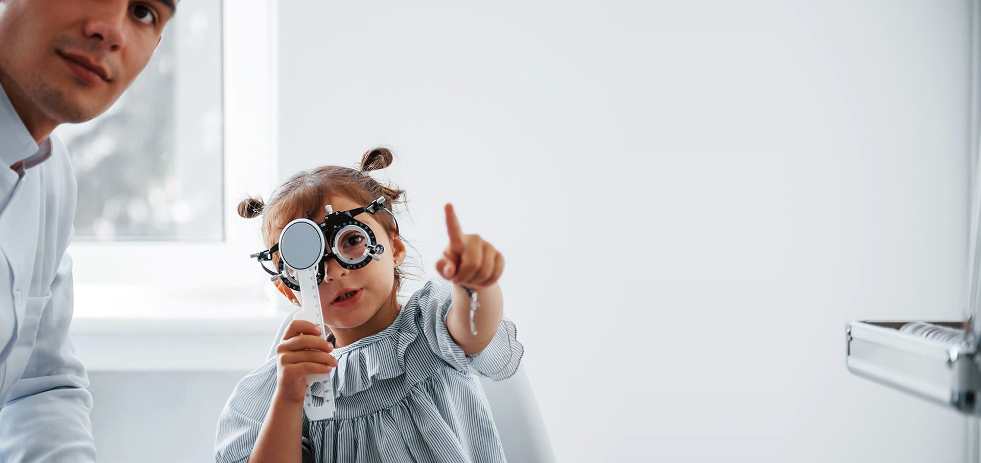 oogmeting bij een klein meisje door een optometrist